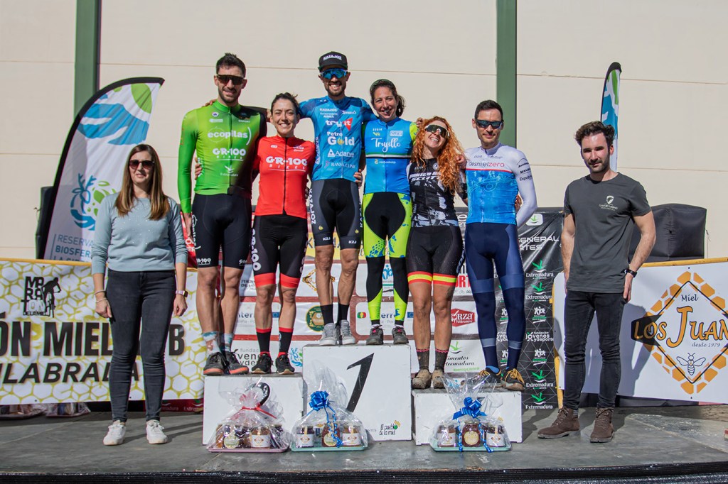 Cristina-Barrado-y-Loren-Herrera-triunfan-en-la-XXII-Maraton-de-la-Miel-de-Fuenlabrada-de-los-Montes-7
